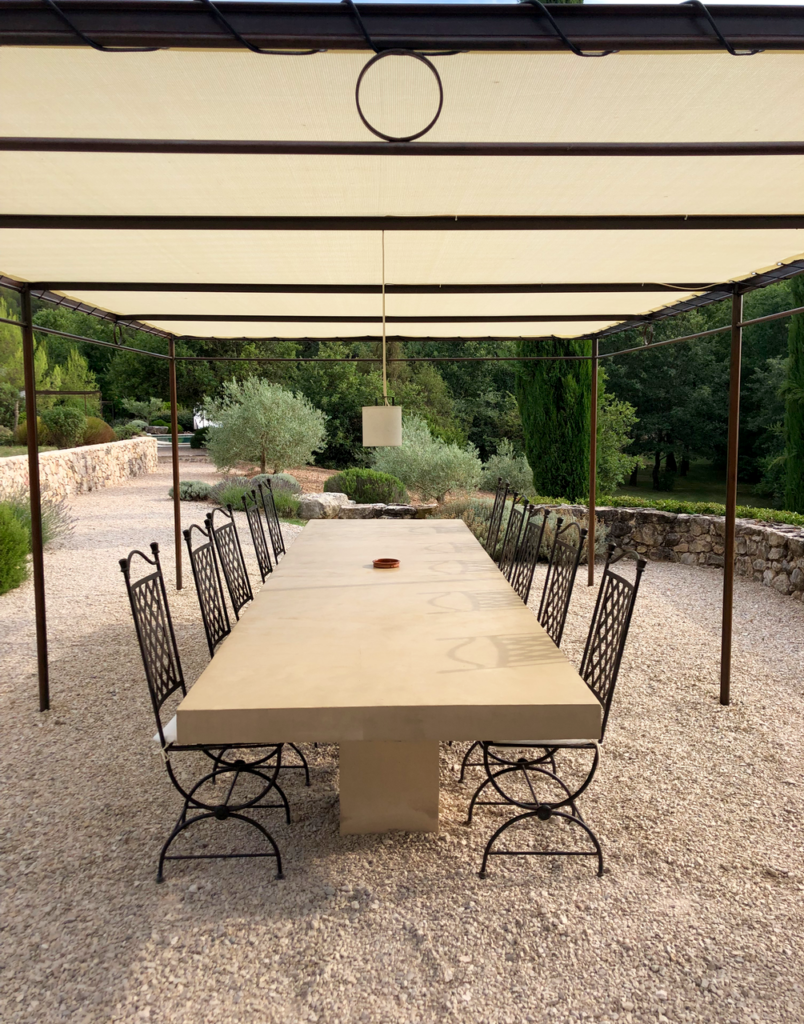 grande table sous une pergola