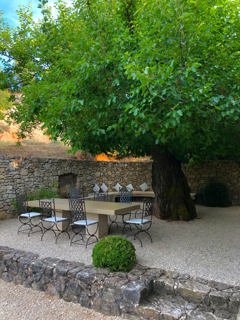 terrasse avec table et fontaine à l'ombre d'un murier centenaire