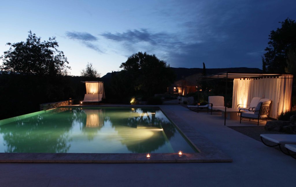 piscine mas de l'oliviere vue de nuit