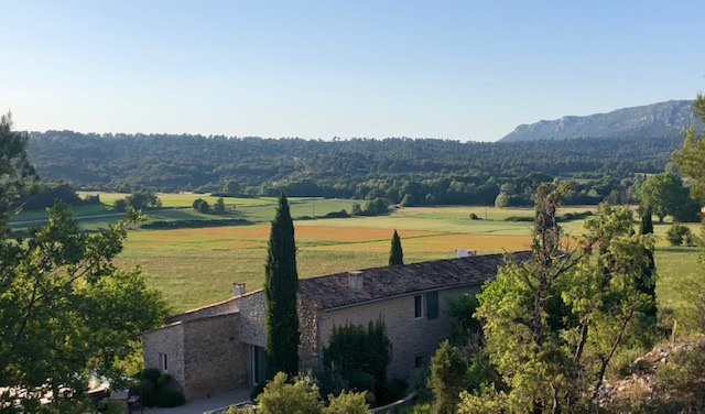 la maison vue du haut de la coline